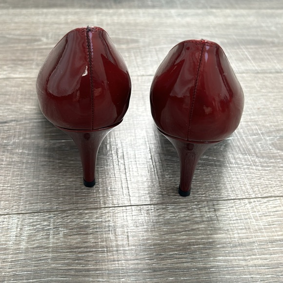 Gorgeous Stuart Weitzman cherry red patent leather pumps - Picture 3 of 4